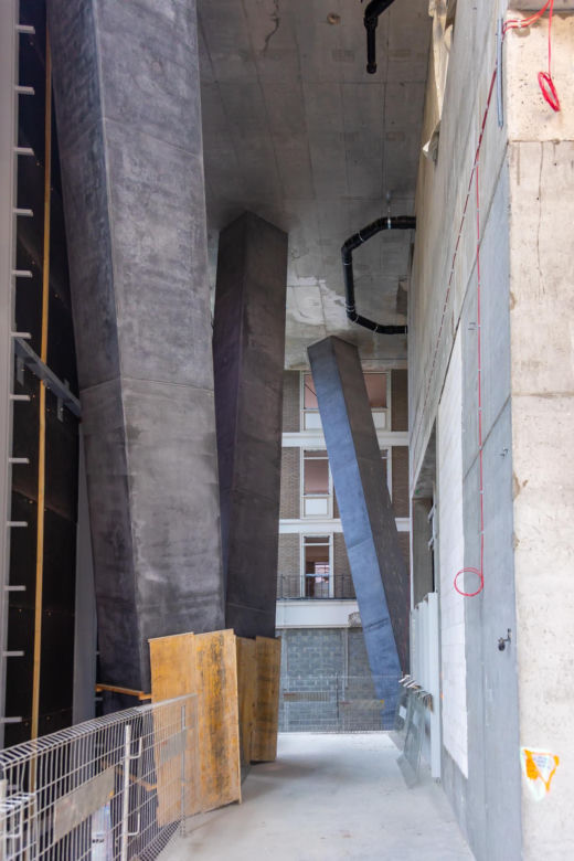 Biurowiec The Bridge – widok z lobby na budynek Bellony