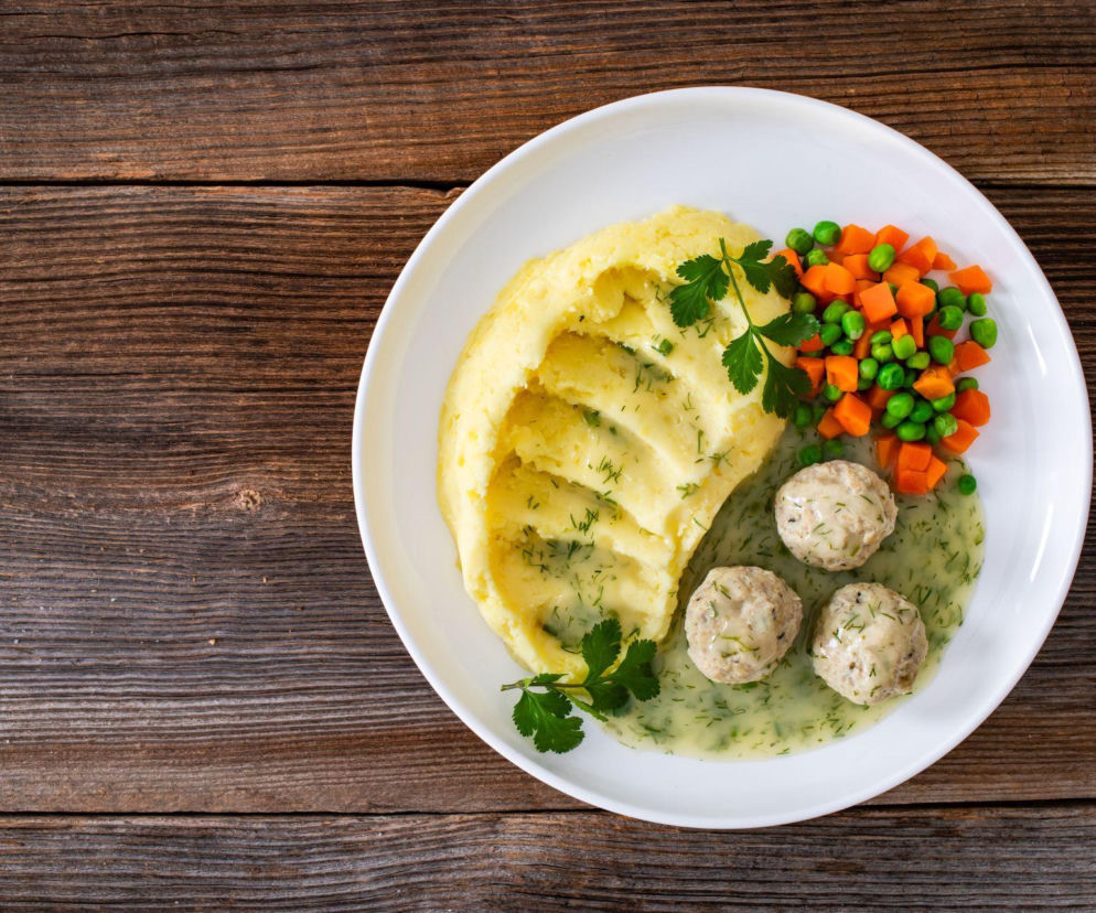 Klopsiki drobiowe w sosie cytrynowo-maślanym z koperkiem – lekkie, świeże i totalnie „na teraz”