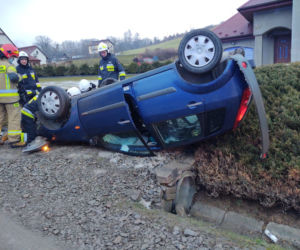 Chomranice. Ford fiesta dachował na wjeździe do posesji
