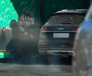 Robert Więckiewicz myje samochód