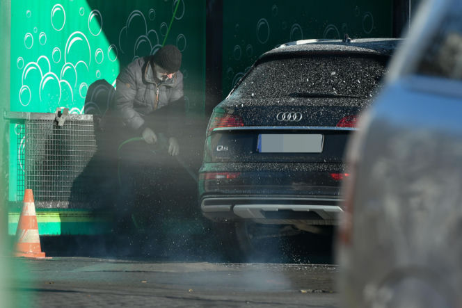 Robert Więckiewicz myje samochód