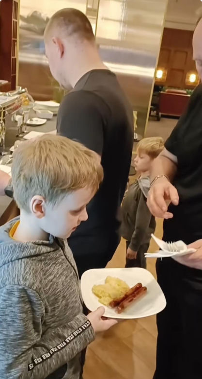 Rodzina pięcioraczków w podróży do Tajlandii