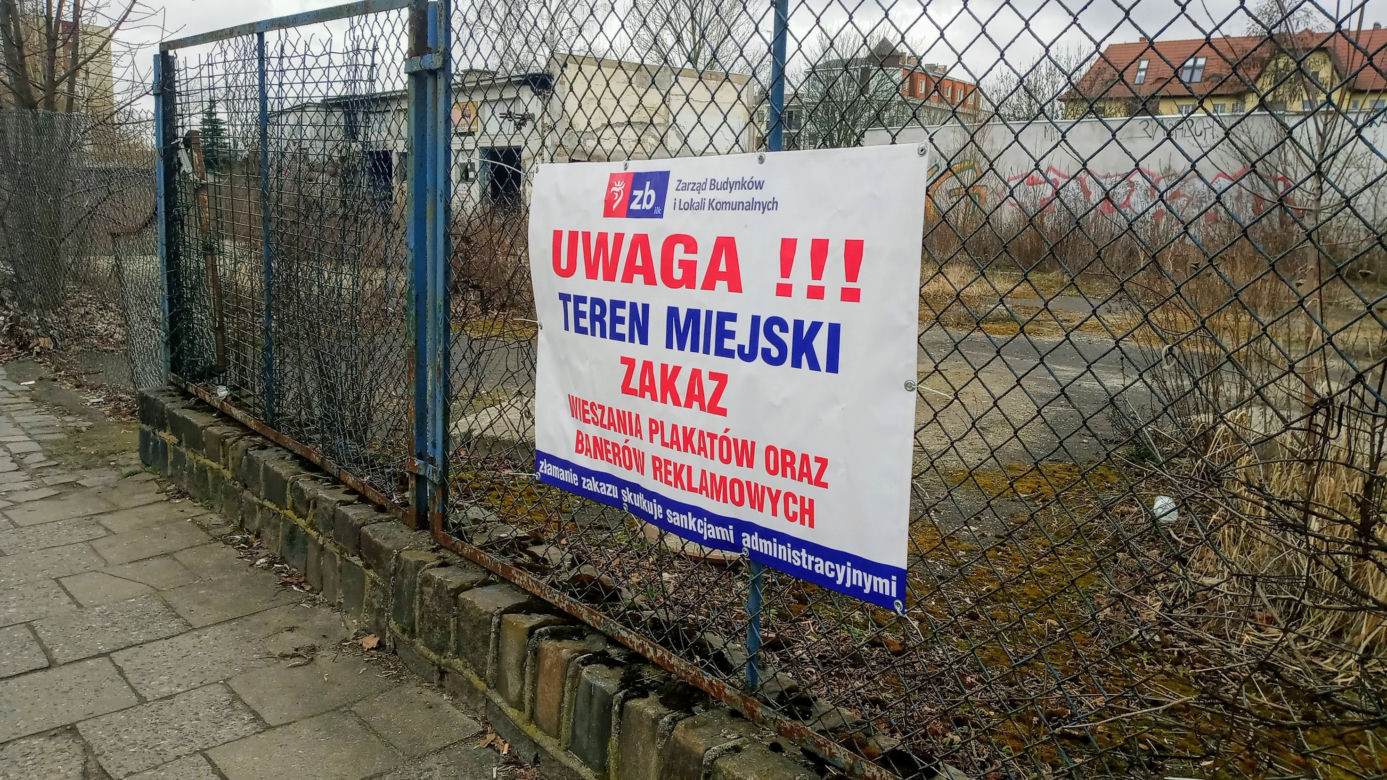 Niebezpieczny pustostan straszy w centrum Szczecina