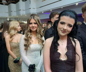 Tak bawili się maturzyści na studniówce skarżyskiego Erbla. Kreacje jak z czerwonego dywanu