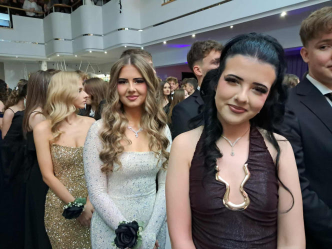 Tak bawili się maturzyści na studniówce skarżyskiego "Erbla". Kreacje jak z czerwonego dywanu