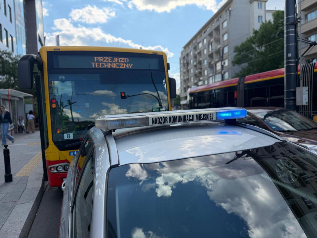 Kobieta przewróciła się w autobusie i zmarła