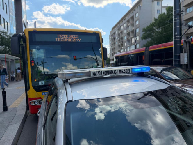 Kobieta przewróciła się w autobusie i zmarła