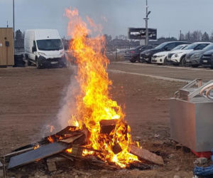 Toksyczne ognisko nieopodal lotniska w Gdańsku. Mieszkaniec tłumaczył się wiosennymi porządkami