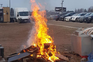 Użył płyt wiórowych i palet jako podpałkę. Ognisko nieopodal lotniska przerwała straż miejska