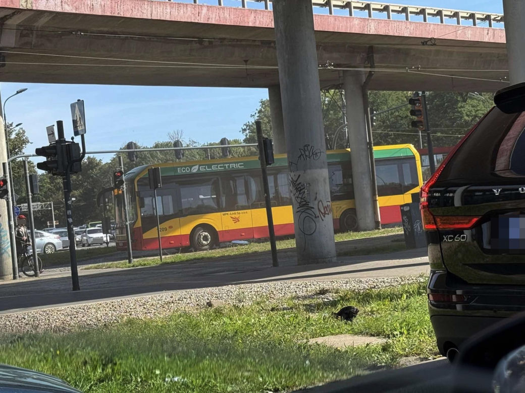 Łódź. Autobus i tramwaj zderzyły się pod dworcem Łódzka Kaliska [ZDJĘCIA]