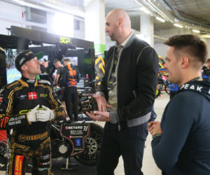 Robert Kubica i Marcin Gortat dopingują Bartosza Zmarzlika
