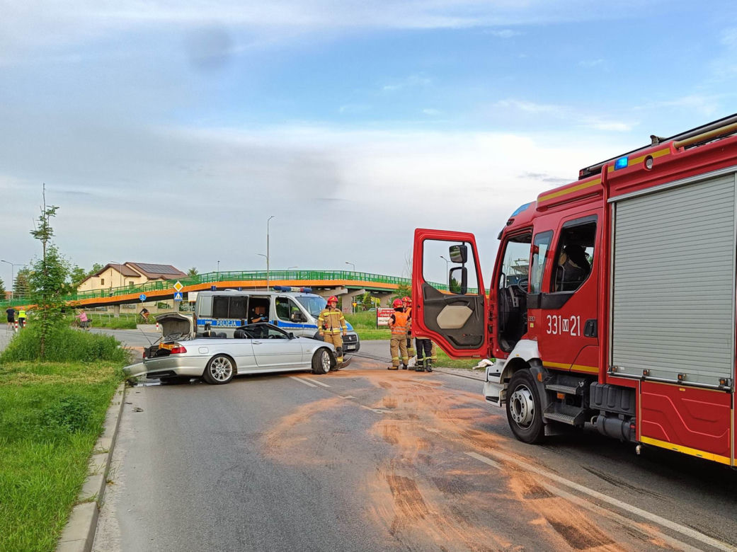 Kompletnie pijany policjant rozbił dwie osobówki. Jego sportowy kabriolet gruchnął w BMW i złamał betonowy słup