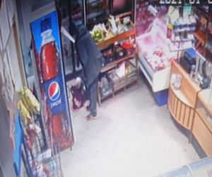 Brutalny napad w Parzniewie. Groził bronią sprzedawczyni i tłukł ją metalową pałką