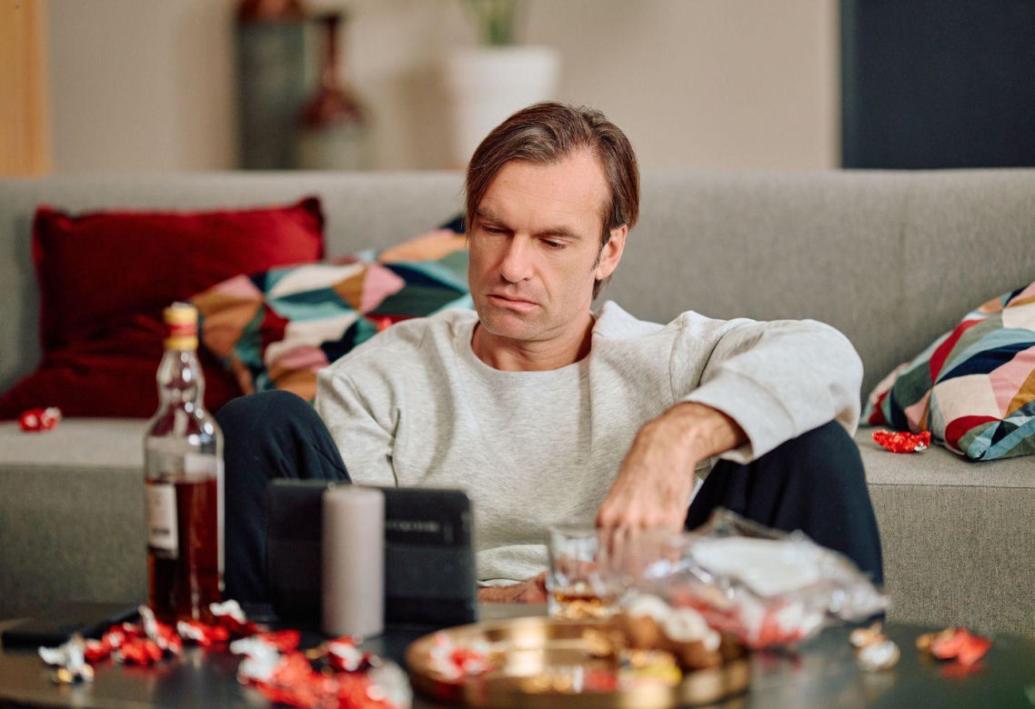 "Na Wspólnej", odcinek 4171: Kariera Mariusza wisi na włosku. Mężczyzna ucieka w alkohol i odsuwa się od Oli