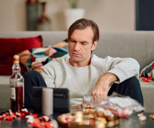 Na Wspólnej, odcinek 4171: Kariera Mariusza wisi na włosku. Mężczyzna ucieka w alkohol i odsuwa się od Oli