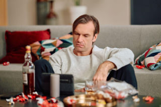 Na Wspólnej, odcinek 4171: Kariera Mariusza wisi na włosku. Mężczyzna ucieka w alkohol i odsuwa się od Oli