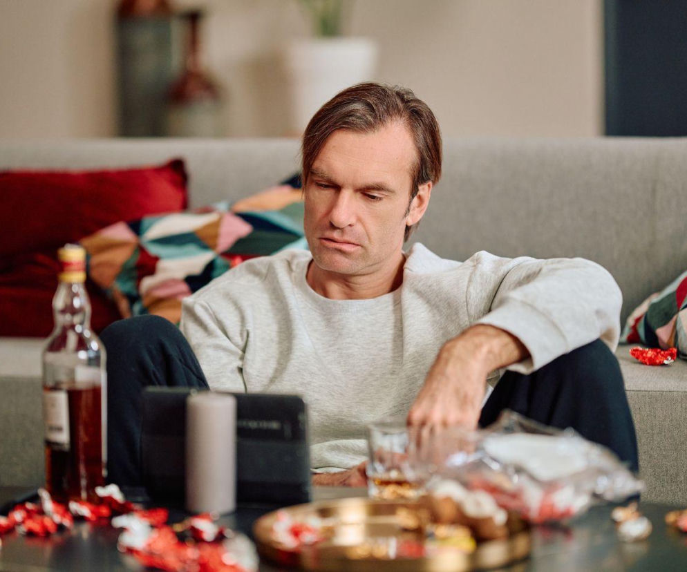 Na Wspólnej, odcinek 4171: Kariera Mariusza wisi na włosku. Mężczyzna ucieka w alkohol i odsuwa się od Oli