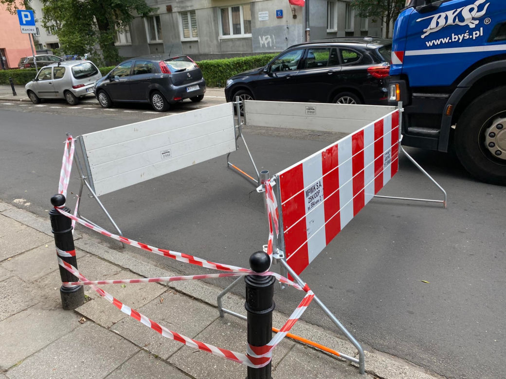 Gigantyczna dziura w jezdni przy ulicy Franciszkańskiej