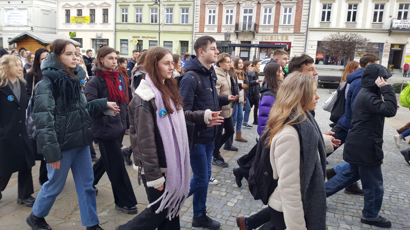 Maturzyści z Nowego Sącza zatańczyli poloneza na Ryku 