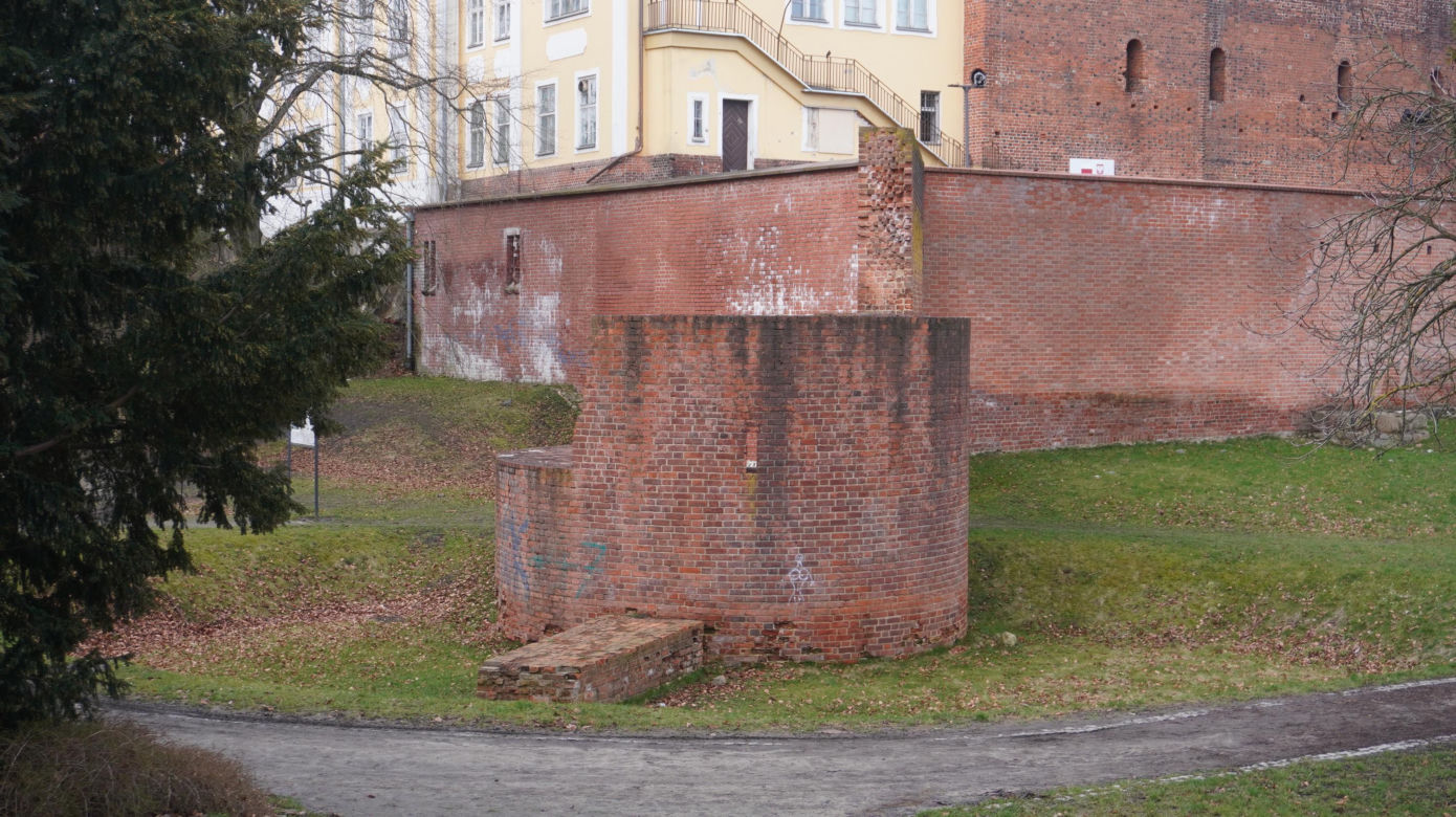 W Olsztynie były trzy bramy obronne. Z niektórych pozostały tylko ruiny