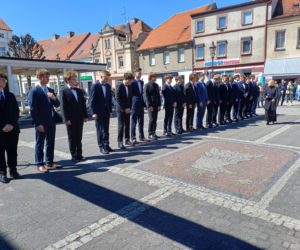 Polonez maturzystów z I LO na rynku w Ostrzeszowie
