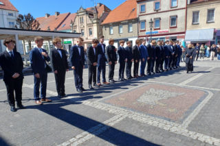 Polonez maturzystów z I LO na rynku w Ostrzeszowie