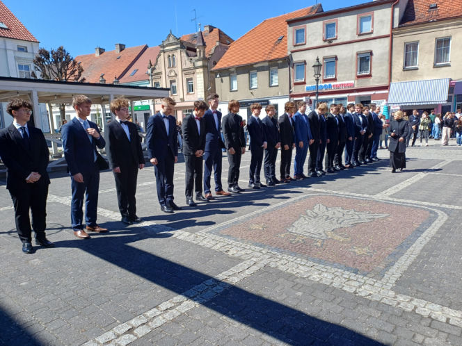 Polonez maturzystów z I LO na rynku w Ostrzeszowie
