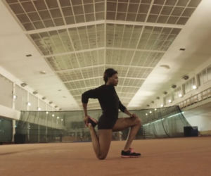 Osi Ugonoh w seksownych szortach reklamuje popularną sieciówkę