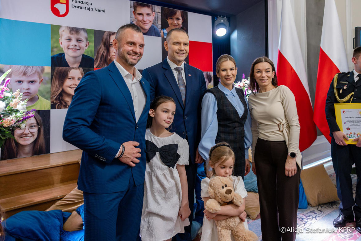 Marta Nawrocka w bufiastych rękawach
