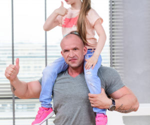 Tomasz Oświeciński z córką Mają