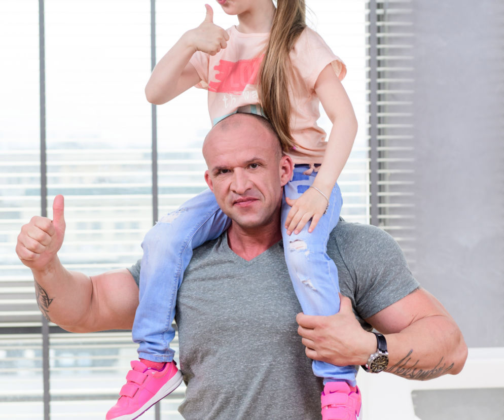 Tomasz Oświeciński z córką Mają