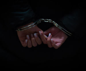 Agresywna kobieta szarpała 4-letnią dziewczynką. Dziecko trafiło pod opiekę dziadka