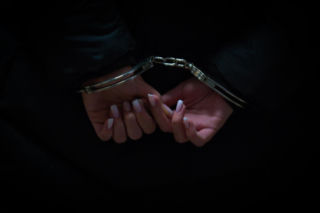 Agresywna kobieta szarpała 4-letnią dziewczynką. Dziecko trafiło pod opiekę dziadka