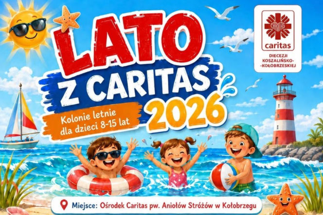 Kreskówkowa grafika Lato z Caritas 2026 promująca kolonie letnie dla dzieci 8-15 lat w Kołobrzegu. Widoczne uśmiechnięte dzieci w morzu, słońce, mewy, żaglówka i latarnia morska, a także logo Caritas Diecezji Koszalińsko-Kołobrzeskiej. Więcej o zapisach na naszym portalu.
