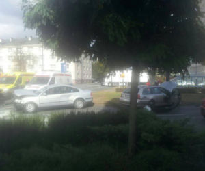Groźny wypadek na rondzie Jagiellonów w Bydgoszczy. Dwie osoby trafiły do szpitala! [ZDJĘCIA]