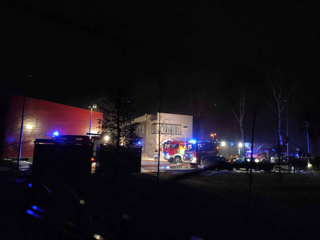 Kraków: Poteżny pożar archiwum Urzędu Miasta. Płoną dwie duże hale przy ulicy Na Załęczu. Akcja trwa [ZDJĘCIA]