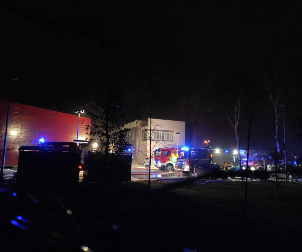 Kraków: Poteżny pożar archiwum Urzędu Miasta. Płoną dwie duże hale przy ulicy Na Załęczu. Akcja trwa [ZDJĘCIA]