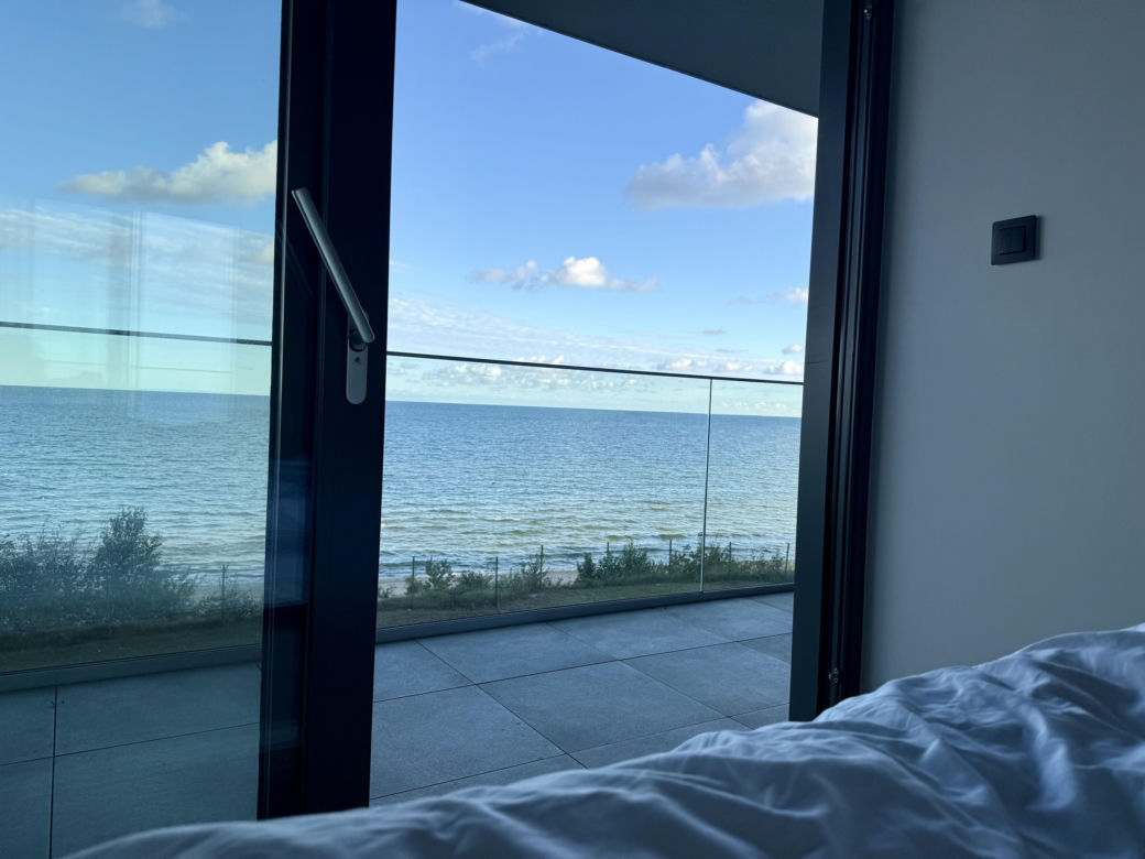 Apartament Hevenia w Rewalu - widok z sypialni