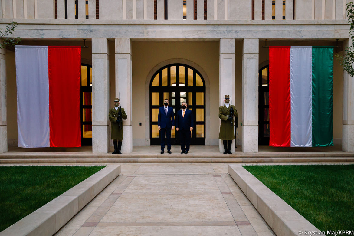 Orban modli się w Polsce o pieniądze