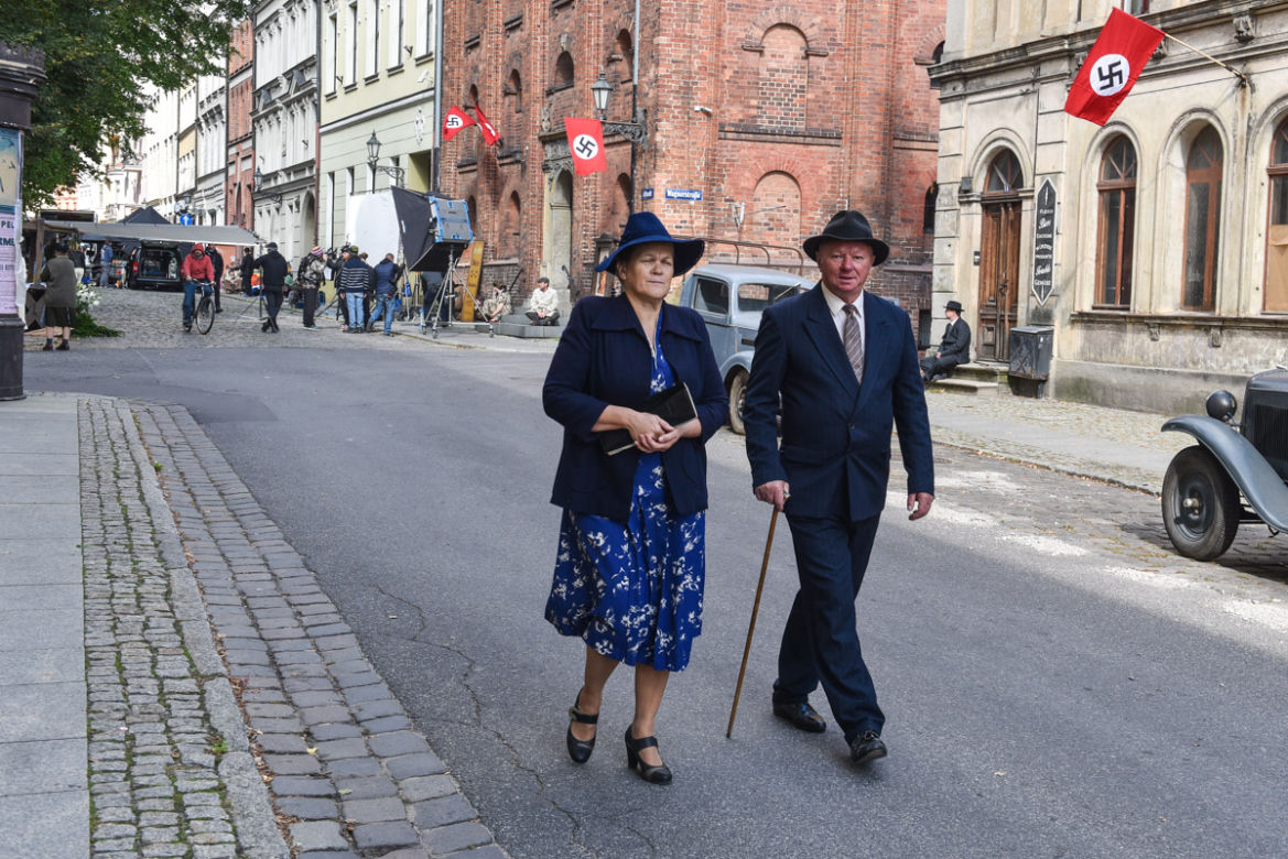 Nazistowskie symbole na starówce w Toruniu. Kręcą tam nowy film