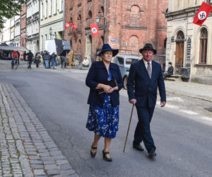 Nazistowskie symbole na starówce w Toruniu. Kręcą tam nowy film