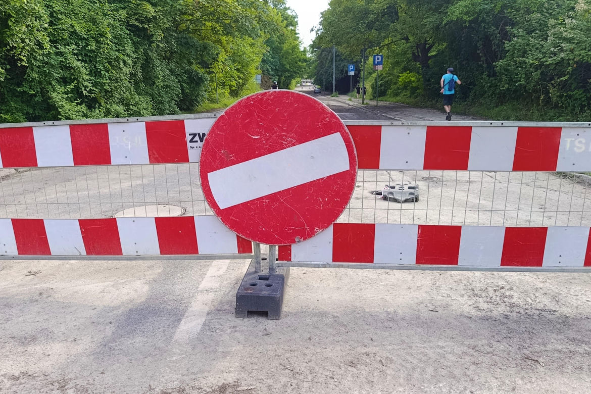 Ulica Starkiewicza zamknięta po awarii wodociągu
