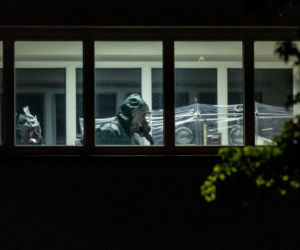 Izolacja, kombinezony i strach przed wirusem. Lekarz z Afryki pod obserwacją w Pradze