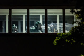 Izolacja, kombinezony i strach przed wirusem. Lekarz z Afryki pod obserwacją w Pradze