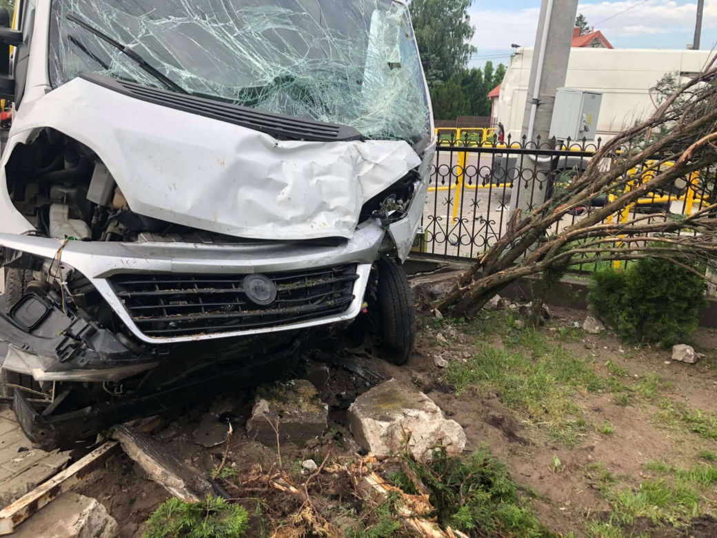 Wypadek w Knyszynie. Zderzenie dwóch busów zablokowało skrzyżowanie [ZDJĘCIA]
