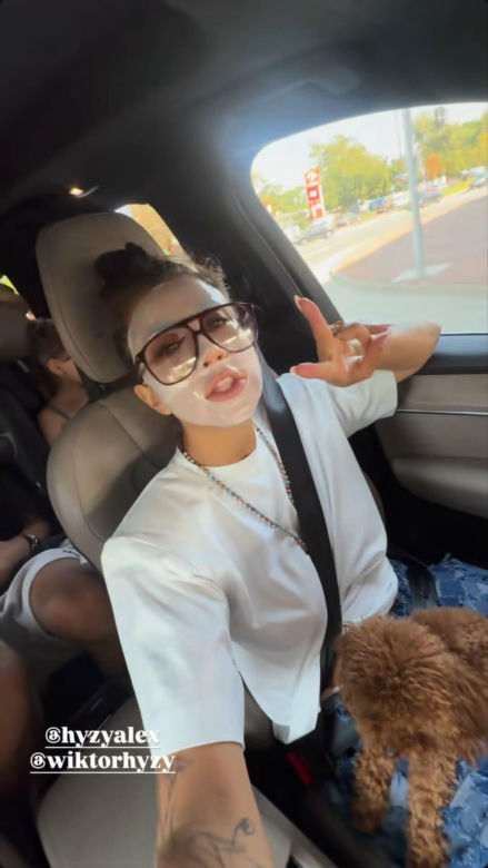 Maja Hyży nagrywa, jak z psem na kolanach wiezie czworo dzieci na wczasy. Internauci się WŚCIEKLI