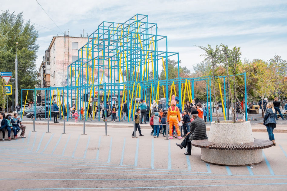 Plac zabaw w Astanie projektu Jakuba Szczęsnego