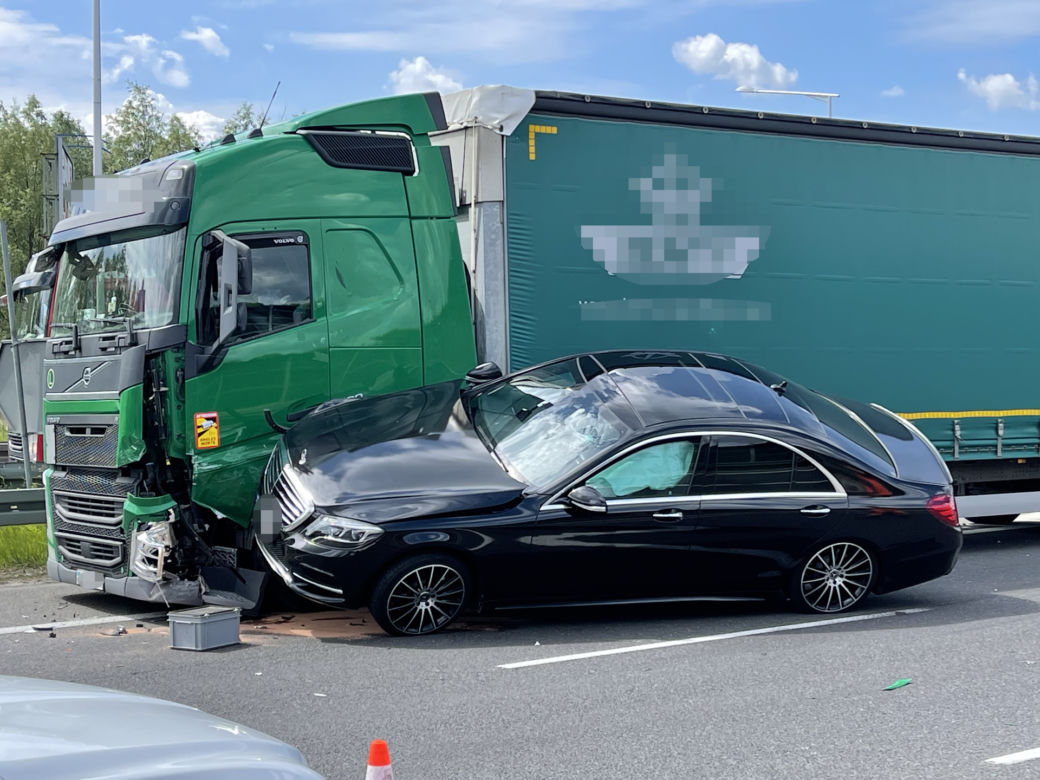 Jaguar stracił koła, mercedes wbił się w ciężarówkę. Spektakularne zderzenie na S8 w Warszawie