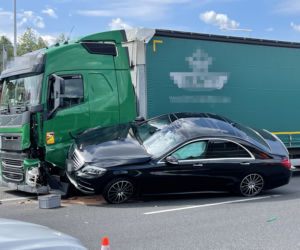 Jaguar stracił koła, mercedes wbił się w ciężarówkę. Spektakularne zderzenie na S8 w Warszawie
