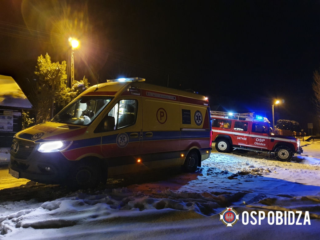 Karetka NIE PRZEDARŁA się przez zaspy. Ratownicy ruszyli w ciemny las. Dramatyczna akcja w Beskidzie Sądeckim